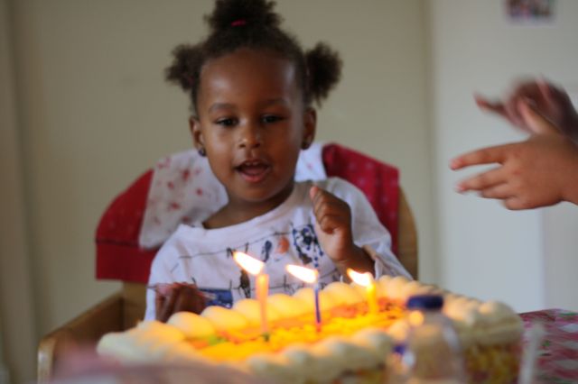 een grote taart met 3 kaarsjes