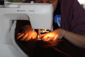 achter de naaimachine