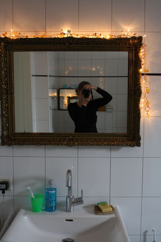 de nieuwe barokke spiegel boven de wastafel