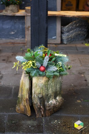 kerststuk op oude boomstam