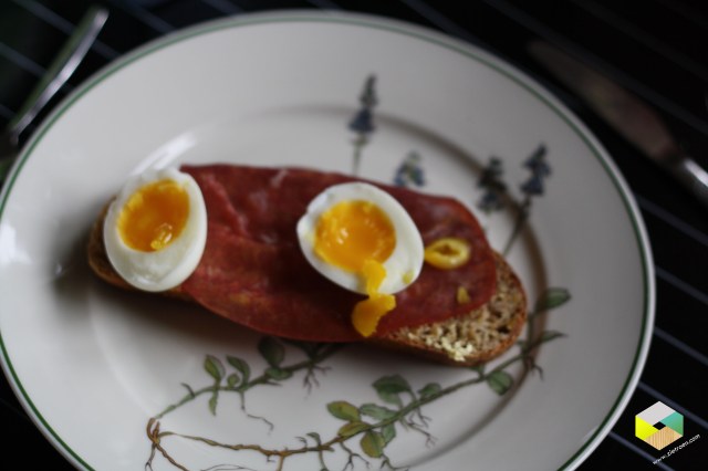 zelfgebakken brood met eitje