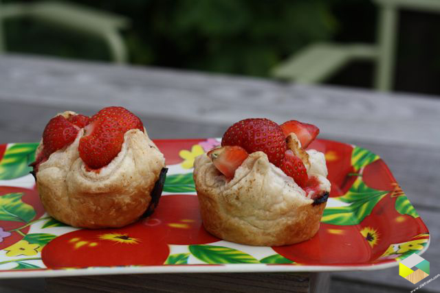 bladerdeegtaartjes met rabarber en aardbei