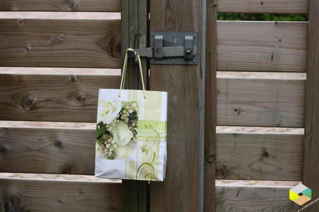 tasje met broodjes aan de poortdeur