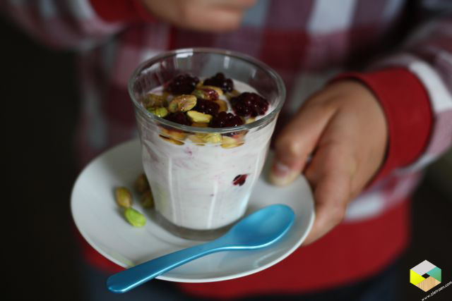 toetje met bramen en pistachenoten